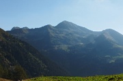 05 Mi si presenta il Monte Valegino, preceduto dal Monte Arete sulla dx.....